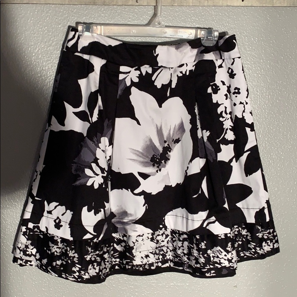 White House Black Market Skirt size 6
